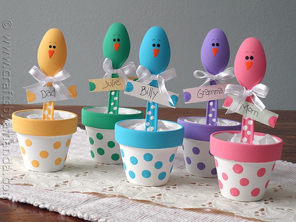 Easter Chick Craft: Colorful Place Holders from CraftsbyAmanda.com @amandaformaro