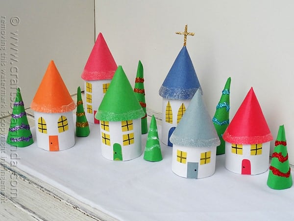 Varias casitas formando un pueblo creadas con rollos de cartón