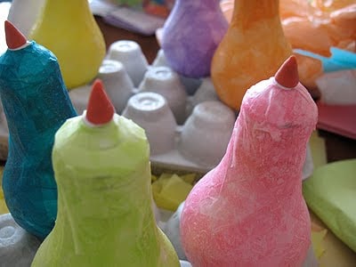 These beautiful light bulb birds are so colorful and look great hanging from the ceiling! Learn to decoupage light bulb birds with tissue paper.