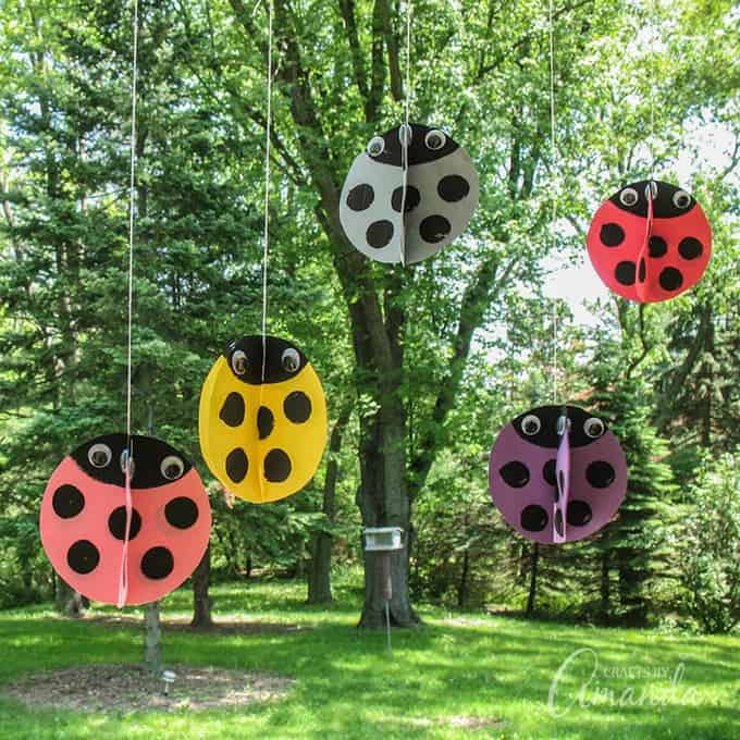 These adorable twirling ladybugs are a great summer kid's craft! These ladybugs are easy to make and look so cute swirling and twirling in the breeze.