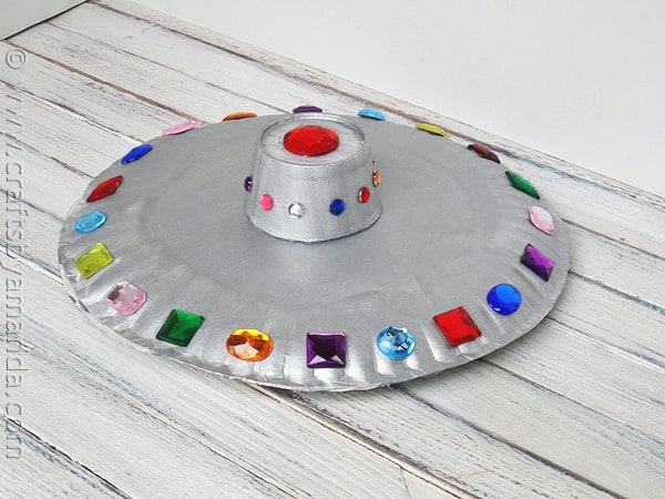 Make a fun paper plate flying saucer from CraftsbyAmanda.com @amandaformaro