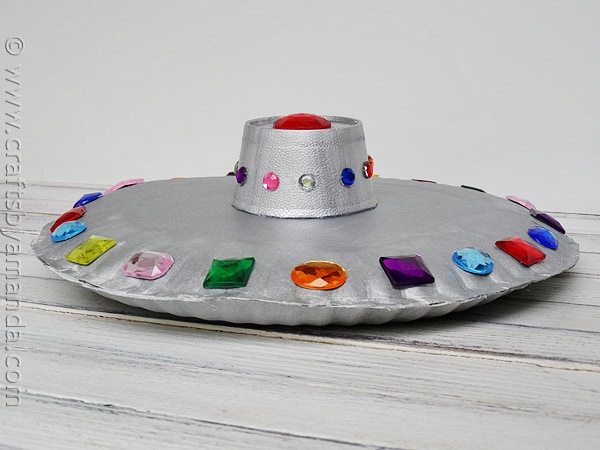 Make a fun paper plate flying saucer from CraftsbyAmanda.com @amandaformaro