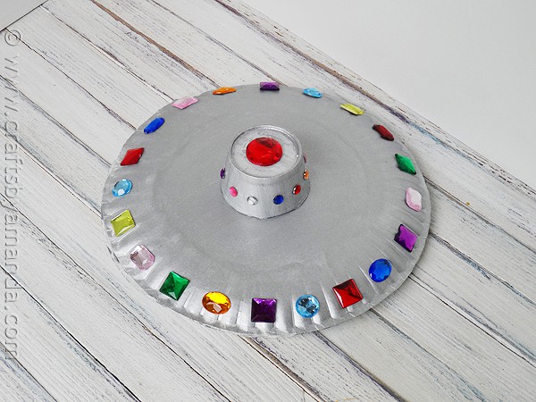 Make a fun paper plate flying saucer from CraftsbyAmanda.com @amandaformaro