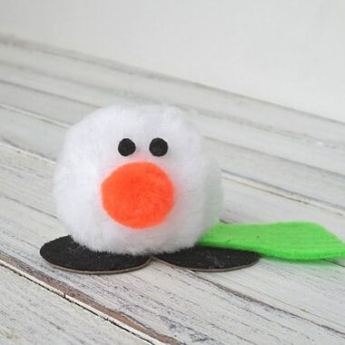 Cute pom pom snowman craft: Snowman Desk Buddy! CraftsbyAmanda.com @amandaformaro