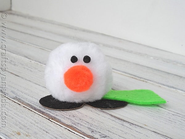 Cute pom pom snowman craft: Snowman Desk Buddy! CraftsbyAmanda.com @amandaformaro