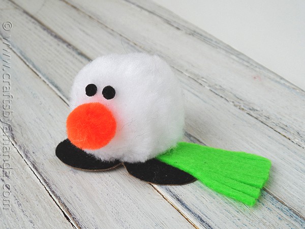 Cute pom pom snowman craft: Snowman Desk Buddy! CraftsbyAmanda.com @amandaformaro