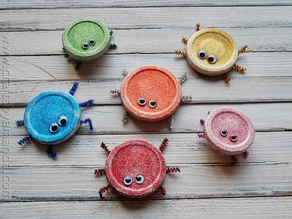 Jar Lid Glitter Bugs a cute recycled lid craft for kids! Great for Earth Day! From CraftsbyAmanda.com