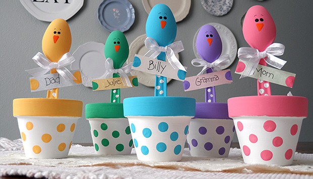 Easter Chick Craft: Colorful Place Holders from CraftsbyAmanda.com @amandaformaro