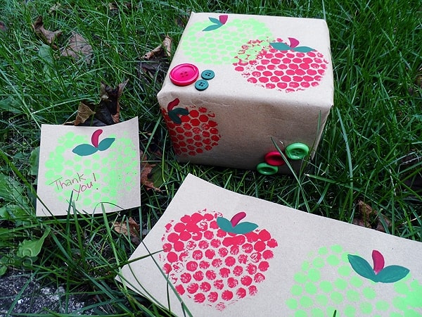 Bubble Wrap Apple Stamps @amandaformaro Crafts by Amanda