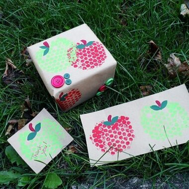 Bubble Wrap Apple Stamps @amandaformaro Crafts by Amanda