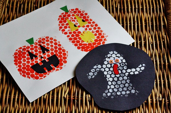 Bubble Wrap Stamping for Halloween @amandaformaro Crafts by Amanda