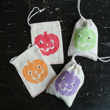 Glitter Jack o'Lantern Treat Bags @amandaformaro Crafts by Amanda