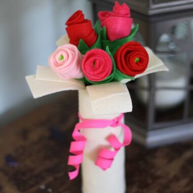 Cardboard Tube Bouquet of Felt Roses @amandaformaro Crafts by Amanda