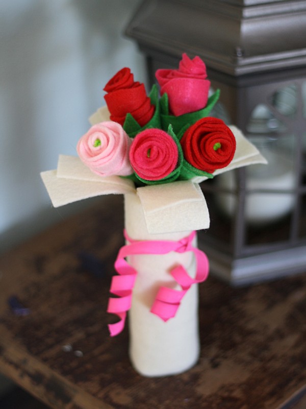 Cardboard Tube Bouquet of Felt Roses @amandaformaro Crafts by Amanda