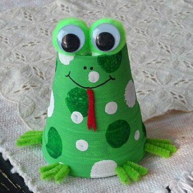 This frog craft is perfect for our upcoming frog unit! Just need to get some foam cups!
