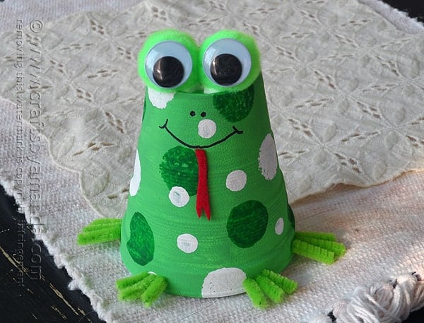 This frog craft is perfect for our upcoming frog unit! Just need to get some foam cups!