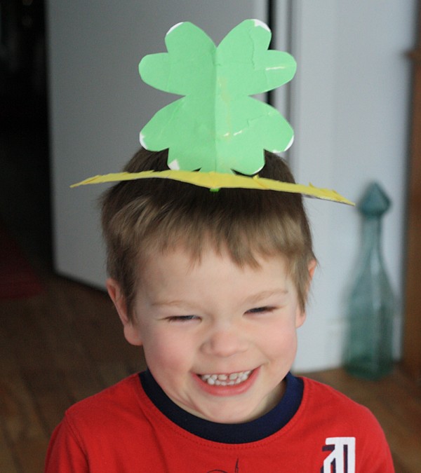 Four Leaf Clover Paper Plate Crown by @amandaformaro Crafts by Amanda