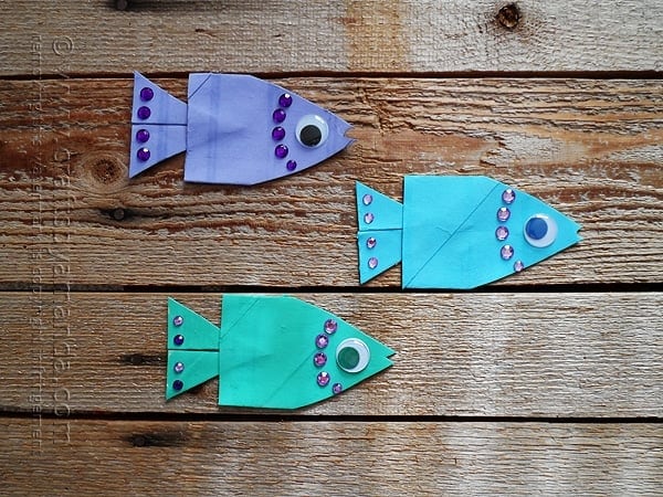 Cardboard Tube School of Fish by @amandaformaro of Crafts by Amanda