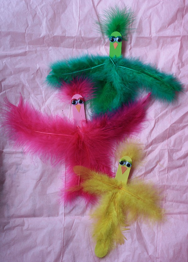 Ohhh so cute and colorful! These craft stick spring birds from Crafts by Amanda are a great craft for this weekend. :) 