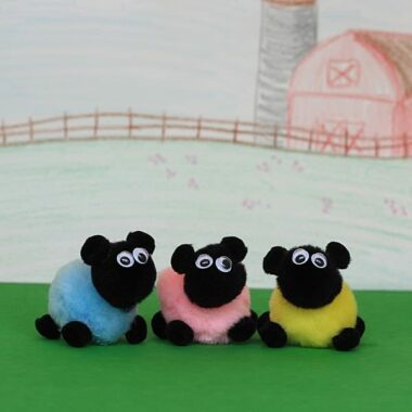 How sweet are these little sheep made from pom poms?? What af un Easter or spring craft for the kids :)
