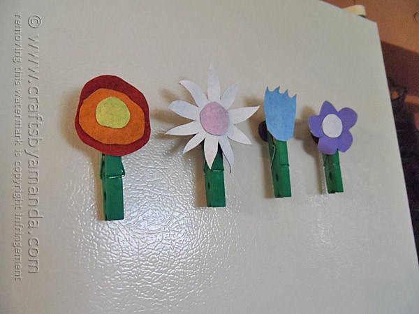 Oh these flower magnets made from painted denim are so cute! A great spring craft for the kids!