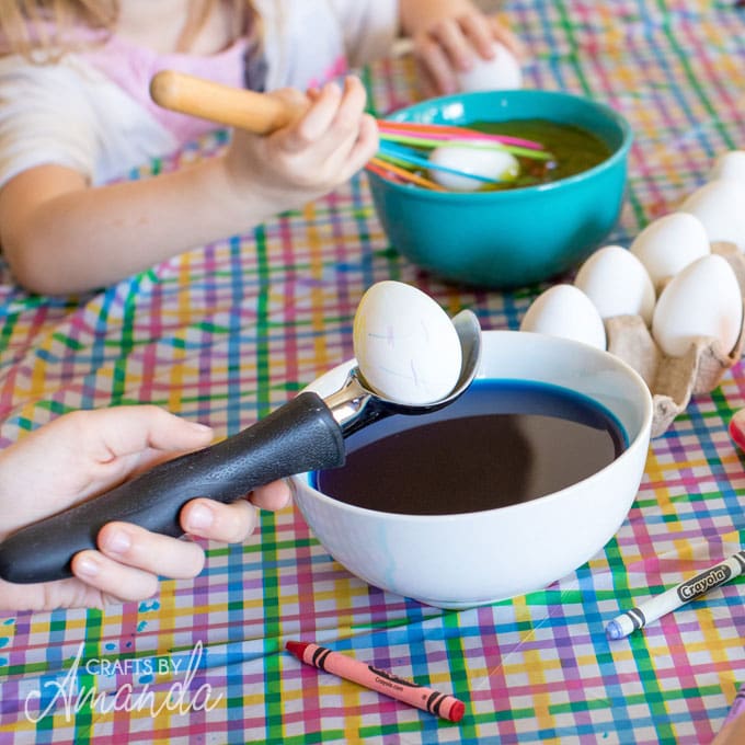 dipping easter egg in drye and lifting out with ice cream scoop