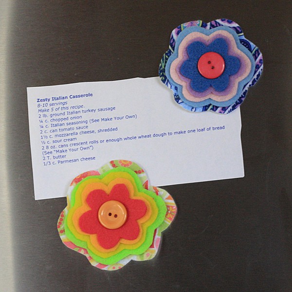 These layered felt flower magnets would make a great Mother's Day project!