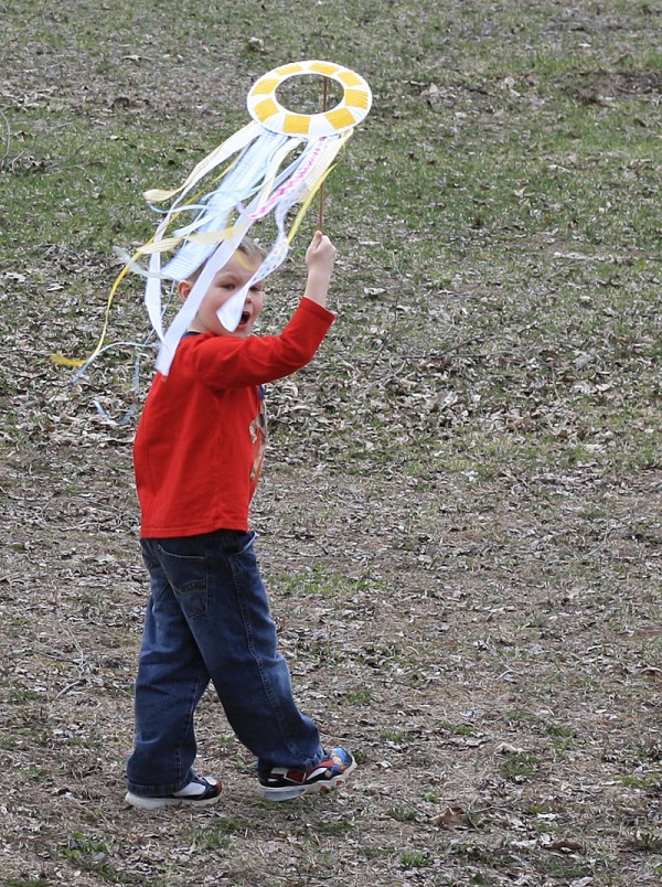 Paper Plate Kite by @amandaformaro Crafts by Amanda