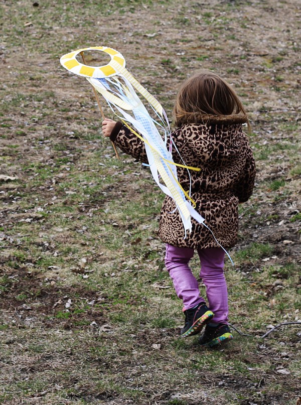 Paper Plate Kite by @amandaformaro Crafts by Amanda