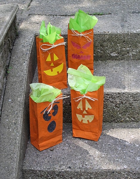 Jack O' Lantern Treat Bags: fill with goodies for a Halloween party!