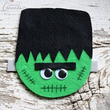 Recycle an old disc into some Halloween fun with this CD Frankenstein craft! This would make the perfect make & take for a Halloween party!