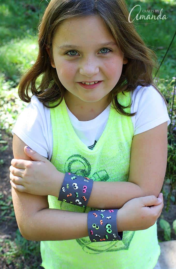 Pull out the cardboard tubes and construction paper to make these adorable spooky eyeball bracelets for Halloween! These easy to make Halloween bracelets are great for wearing to festive parties, school festivals and just for a fun afternoon craft with the kids. Boys and girls alike will love this project.