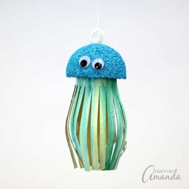Turn an ordinary cardboard roll into this adorable cardboard tube jellyfish! A fun ocean themed kid's craft that's perfect for summer.