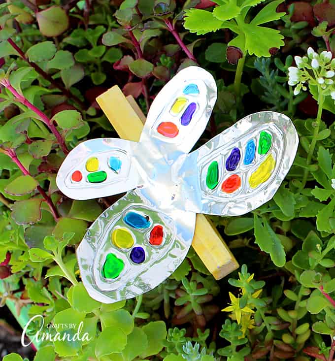 Turn craft foil and a clothespin into this adorable and colorful foil clothespin butterfly. Perfect for holding photos, hanging stuff up and more.