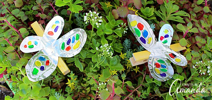 Turn craft foil and a clothespin into this adorable and colorful foil clothespin butterfly. Perfect for holding photos, hanging stuff up and more.