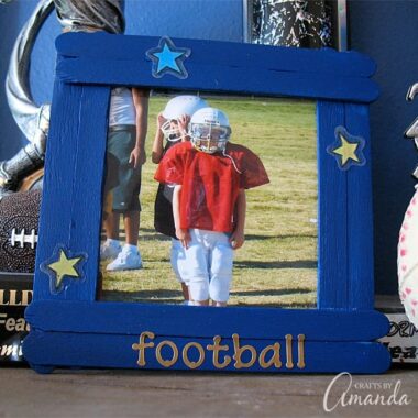 Make an adorable craft stick photo frame to give to your mom or dad. Perfect for Father's Day or Mother's Day and very easy to make and personalize!