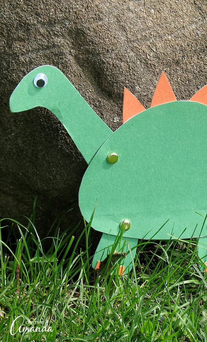 This movable dinosaur craft is a fun project for boys and girls alike. Engage your child in the prehistoric world with this easy paper dinosaur that comes to life! Use this craft as an opportunity to enlighten your little ones of the world that once was- long, long ago.