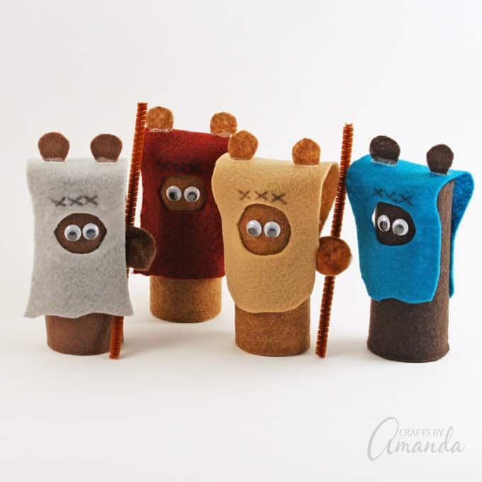 If your kids are Star Wars fans they are going to love making these super cute cardboard tube ewoks! 