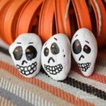 Paint some easy skull rocks for Halloween! Great for a Halloween party. Pre-paint the rocks and have kids make the skull faces with markers!