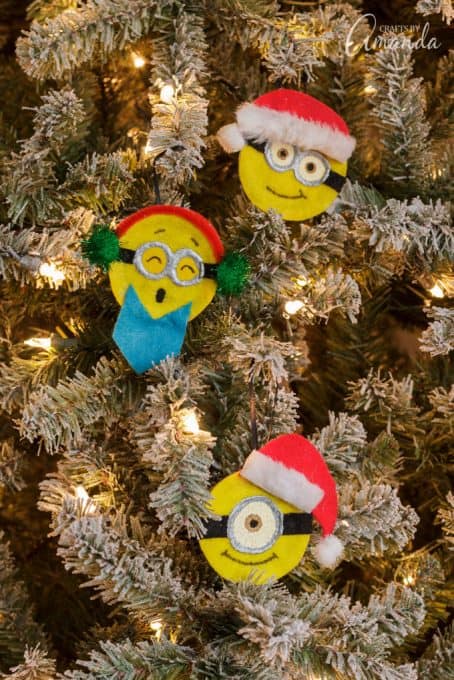 Minion Ornaments: Learn to make minion ornaments from canning lids
