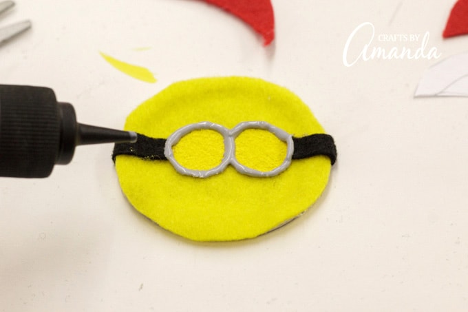 Use gray or silver 3D paint (use the kind that has a tip allowing you to write with it instead of using a paintbrush) to draw on the goggles, tracing around the outline of the eyes.