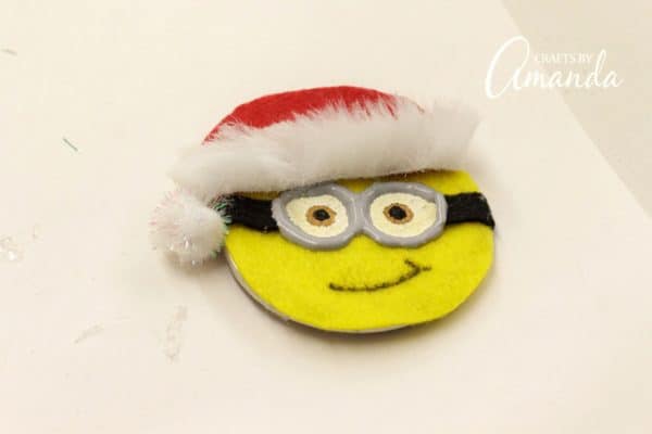 Minion Ornaments: Learn to make minion ornaments from canning lids