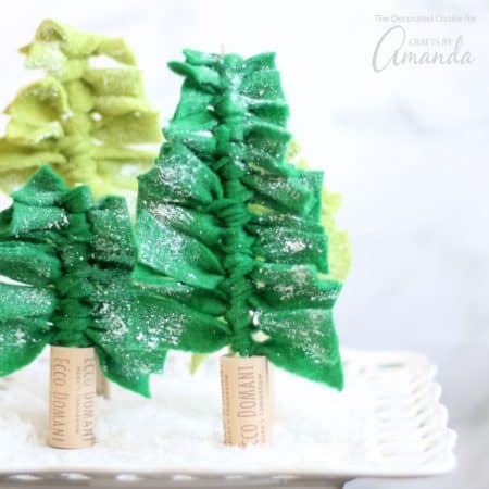 These felt Christmas tree centerpieces are simple to make! Create a forest of Christmas trees for your holiday table, or to decorate your mantle or shelves.