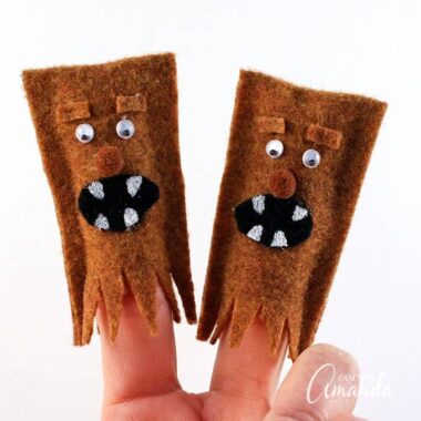 These little finger puppets are perfect for creative play with kids. Spark their imaginations and bring them into the world of Star Wars with these wookie finger puppets!