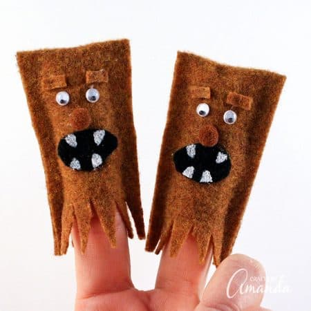 These little finger puppets are perfect for creative play with kids. Spark their imaginations and bring them into the world of Star Wars with these wookie finger puppets!