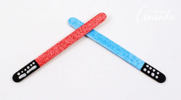 Lightsaber Bookmarks: easily make these Star Wars themed bookmarks!
