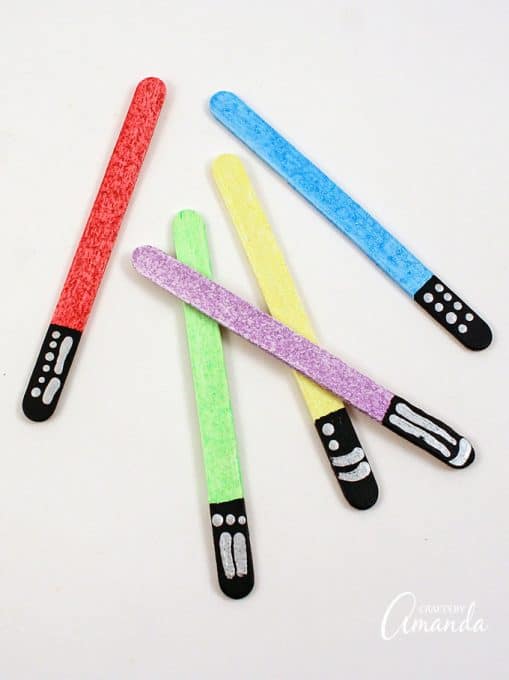 Lightsaber Bookmarks: easily make these Star Wars themed bookmarks!