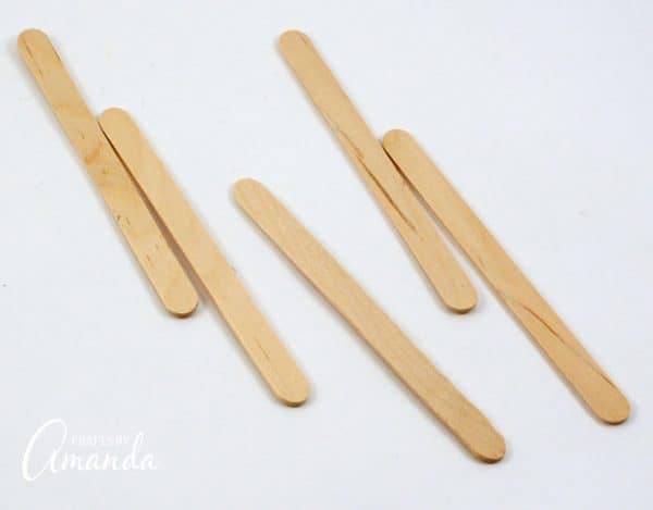 Lightsaber Bookmarks: easily make these Star Wars themed bookmarks!