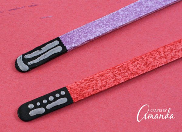 Lightsaber Bookmarks: easily make these Star Wars themed bookmarks!
