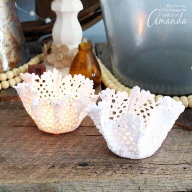 These doily tea light holders are the perfect wedding decor project! They add a touch of romance and elegance to the party, or to any room at home.